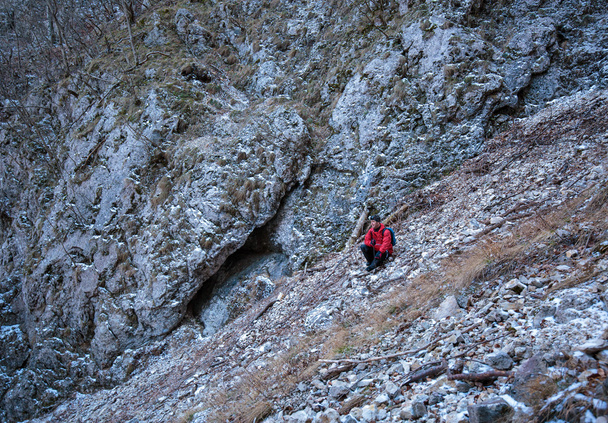 Hiker on a very steep scree trail - Foto, imagen