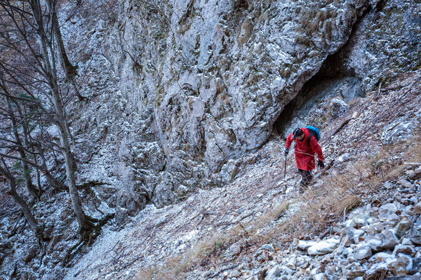 Hiker on a very steep scree trail - Foto, imagen