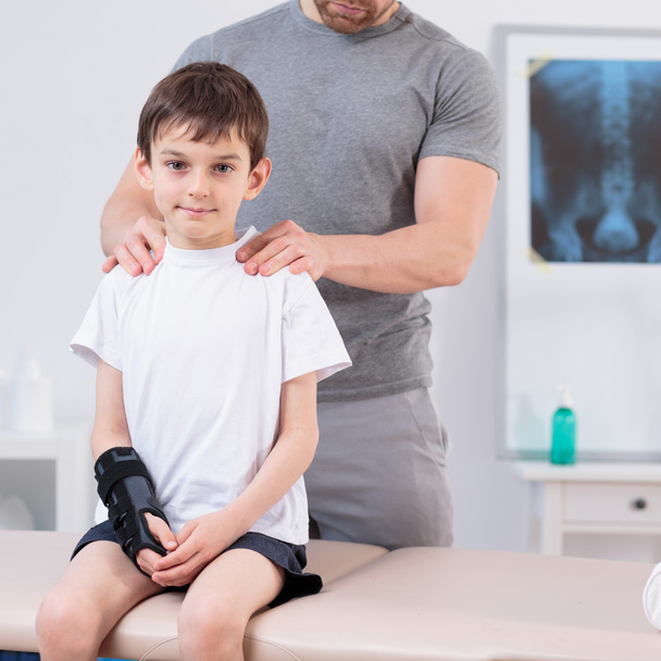 Child with scoliosis during physiotherapy - Valokuva, kuva