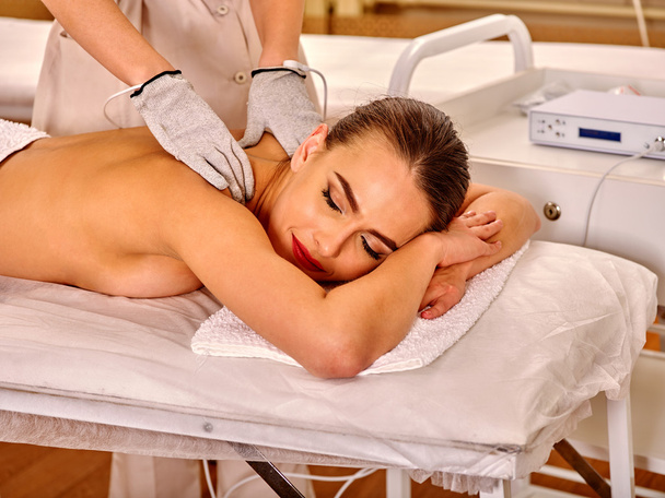 Mulher recebendo luvas de eletricidade massagem no salão de beleza
. - Foto, Imagem