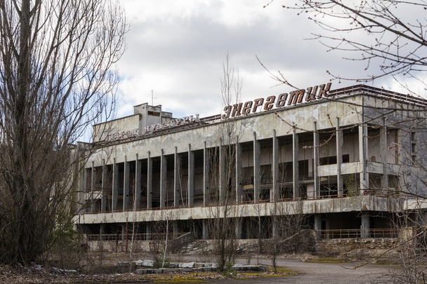 Ukrajna. Csernobil kizárását övezetben. -2016.03.19. Az elhagyott Pripjaty város épületei - Fotó, kép