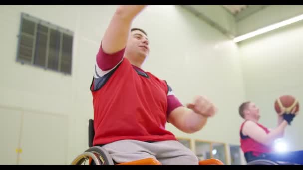 zawodników na wózkach szkolenia razem - Materiał filmowy, wideo