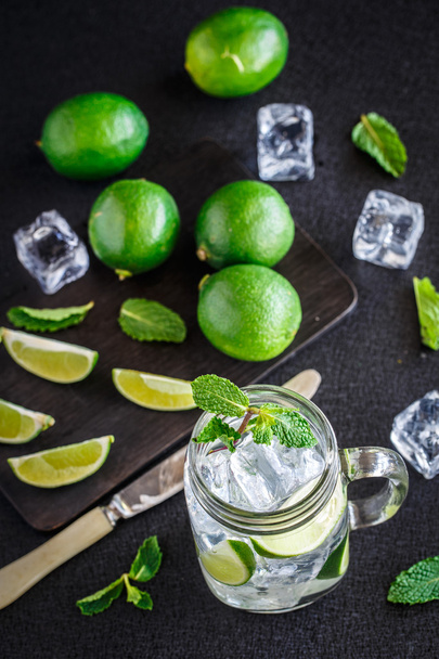 Drink with lime, mint and ice - Foto, Imagem