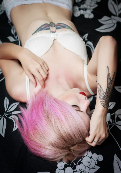 menina bonita com uma tatuagem em lingerie
 - Foto, Imagem