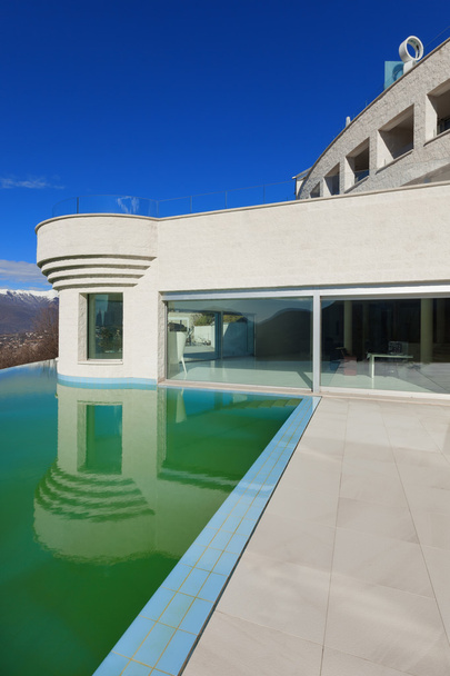 mansión con piscina, exterior
 - Foto, imagen