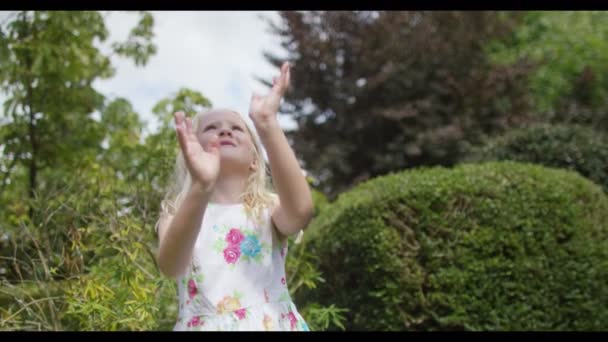 lány játszik egy léggömb - Felvétel, videó