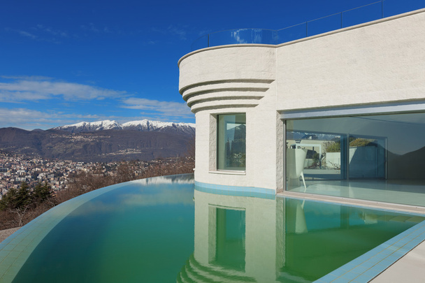 mansión con piscina, exterior
 - Foto, Imagen