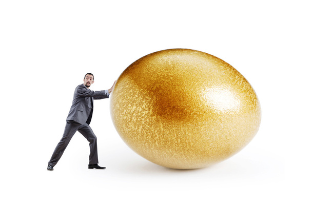 Mann und goldenes Ei isoliert auf weiß - Foto, Bild