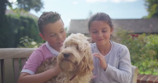 boy and girl sitting with dog - Filmmaterial, Video