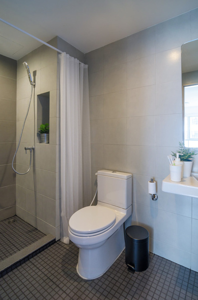 modernes Badezimmer mit Dusche - Foto, Bild