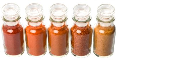 Soğuk tozu, kırmızı biber tozu ve cam şişe beyaz zemin üzerine kırmızı toz ürün yelpazesine - Fotoğraf, Görsel