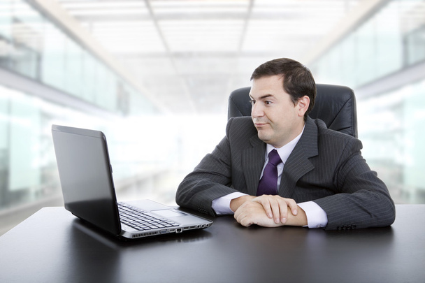 jonge zakenman werken met is laptop, op het kantoor - Foto, afbeelding