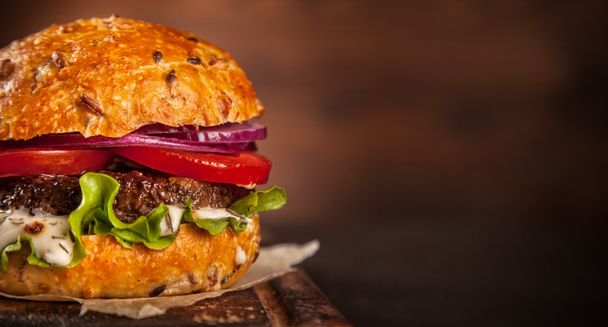 Fresh home-made hamburger served on wood - Foto, Imagem
