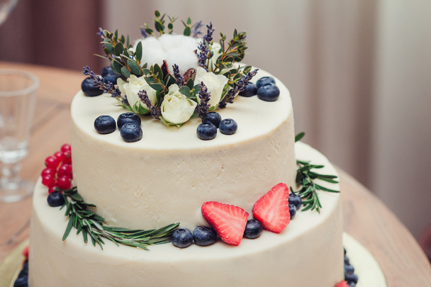 wedding cake with strawberry and blueberry at reception - Zdjęcie, obraz