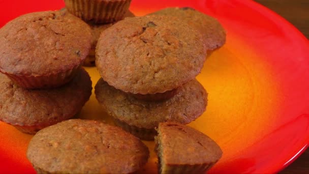 Bir plaka üzerinde lezzetli muffins - Video, Çekim