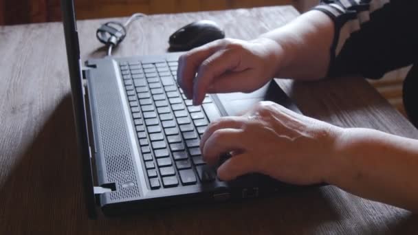 歳の女性が自宅のラップトップ コンピューターに取り組んで - 映像、動画