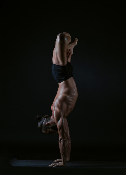 Mann praktiziert Yoga, Studiofoto - Foto, Bild
