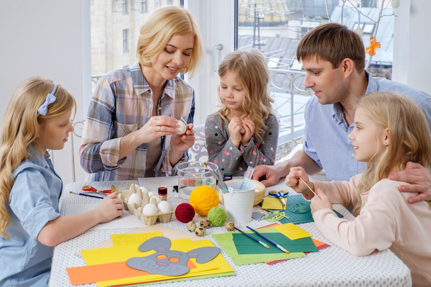 família se divertindo pintura e decoração de ovos de páscoa
.  - Foto, Imagem