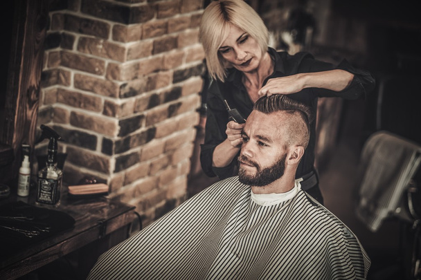 Cliente visitando cabeleireiro na barbearia
 - Foto, Imagem
