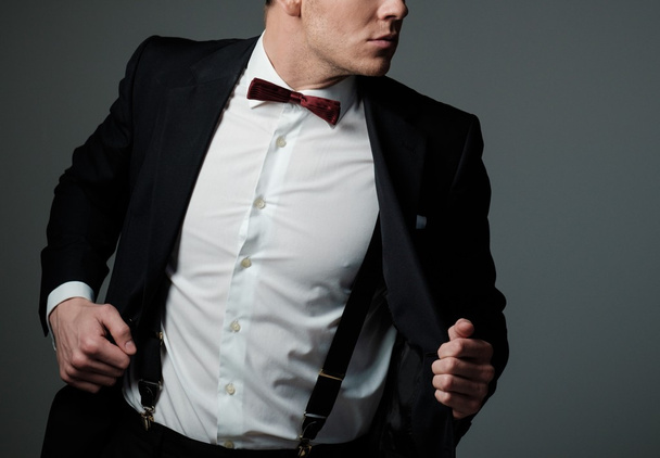 Ceket ve kravat giymek keskin giyinmiş fashionist - Fotoğraf, Görsel
