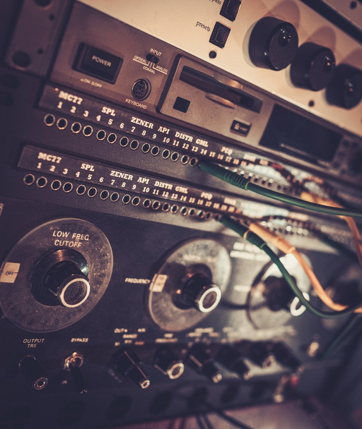 Close-up equipamento de áudio profissional com controles deslizantes
 - Foto, Imagem