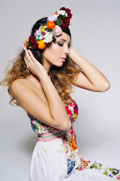 Beautiful woman in flower crown - Foto, Imagem