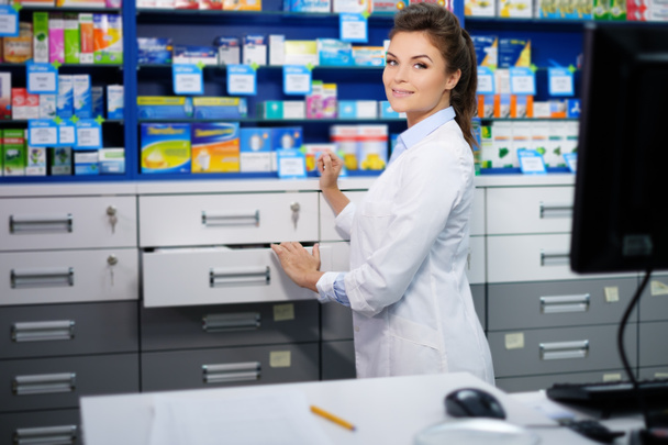 mujer farmacéutica haciendo su trabajo en farmacia
. - Foto, imagen
