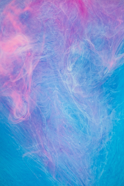 blaurosa Wolken von Tinte in Flüssigkeit  - Foto, Bild