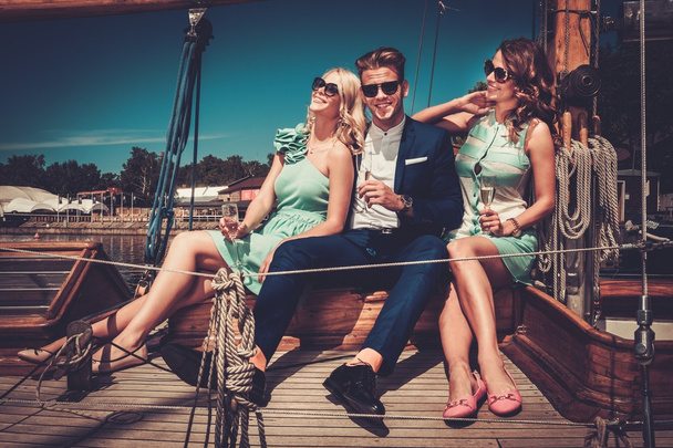 Eleganti amici ricchi che si divertono su uno yacht di lusso  - Foto, immagini