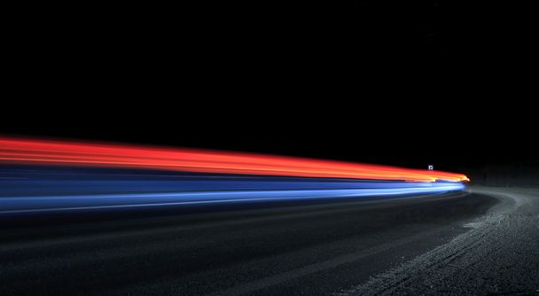 Автомобильные световые трассы в туннеле
 - Фото, изображение