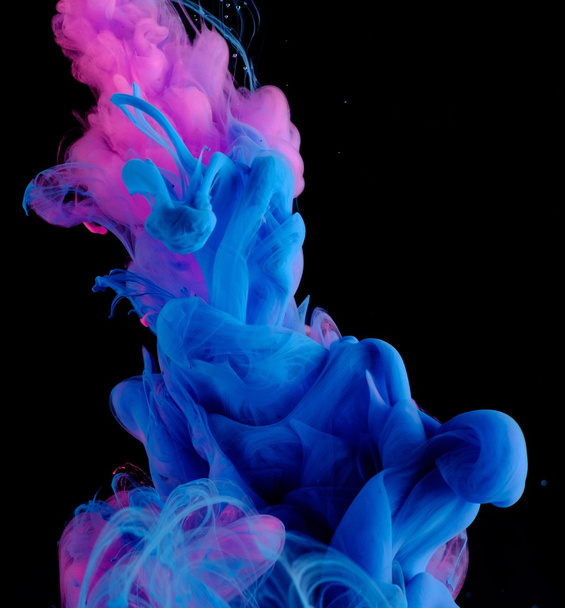 黒に分離された液体のインクの青ピンクの雲 - 写真・画像
