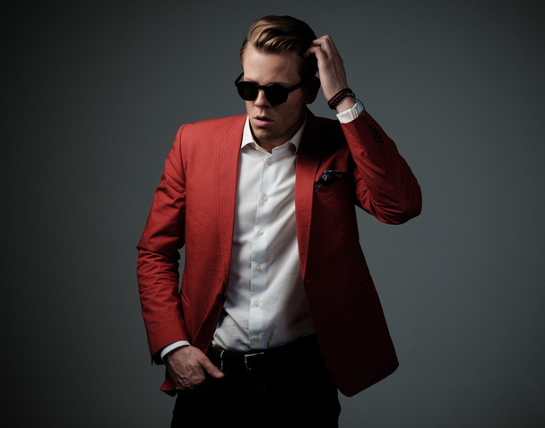 Uomo elegante in giacca rossa
   - Foto, immagini