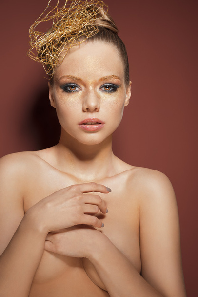 woman with creative golden make-up - Foto, afbeelding