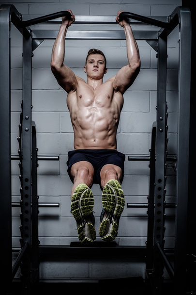 Hombre muscular haciendo ejercicios
  - Foto, imagen