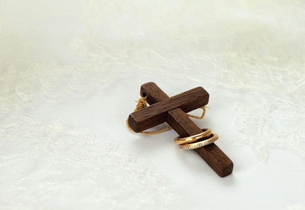 Παλαιός ξύλινος Σταυρός με δύο χρυσά δαχτυλίδια - Φωτογραφία, εικόνα