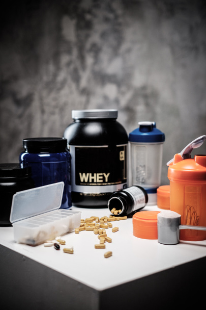 Bodybuilding nutrition supplements and chemistry  - Foto, Imagen