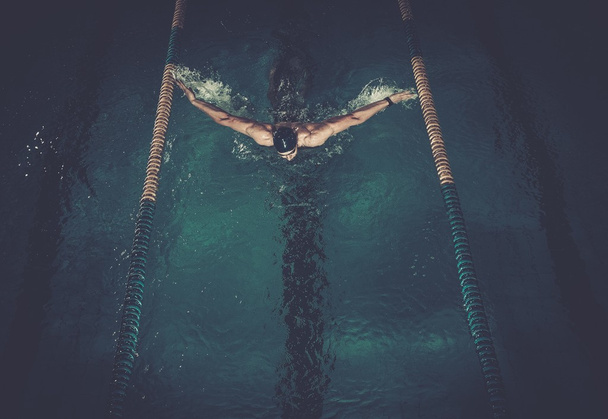 Чоловік плаває за допомогою техніки грудного ходу
  - Фото, зображення