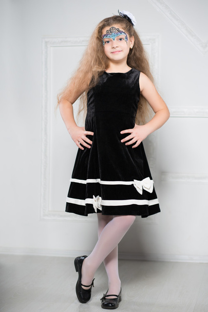 młoda dziewczyna w czarnej sukni - Zdjęcie, obraz