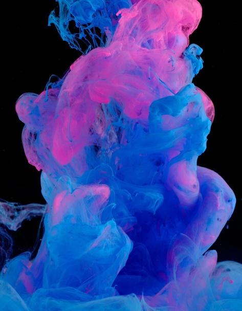 Nuvens azuis cor-de-rosa de tinta em líquido
  - Foto, Imagem