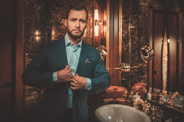 Homme confiant bien habillé dans l'intérieur de la salle de bain de luxe
. - Photo, image
