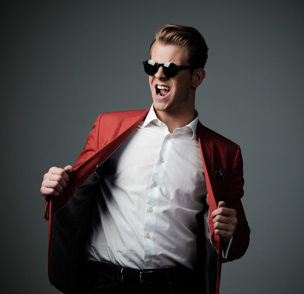 Hombre con estilo en chaqueta roja
   - Foto, imagen