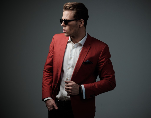 Homem elegante em casaco vermelho
   - Foto, Imagem