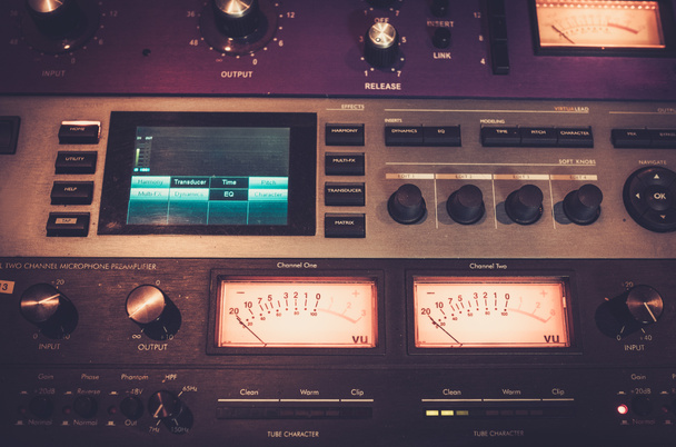 Крупный план профессионального аудио оборудования с ползунками
 - Фото, изображение