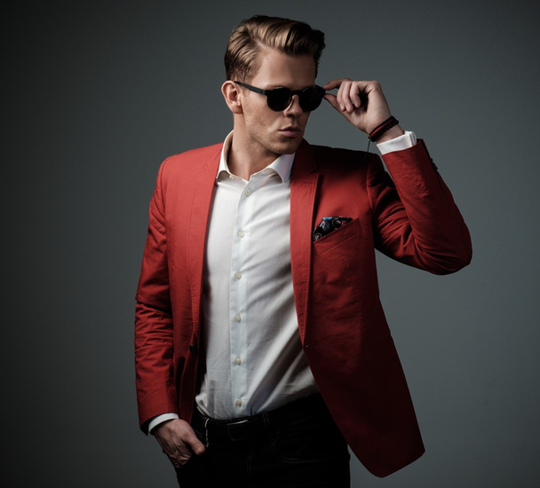 Hombre con estilo en chaqueta roja
   - Foto, Imagen