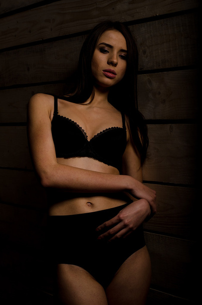 belle fille sexy dans un maillot de bain noir sur un fond de planches polies
 - Photo, image