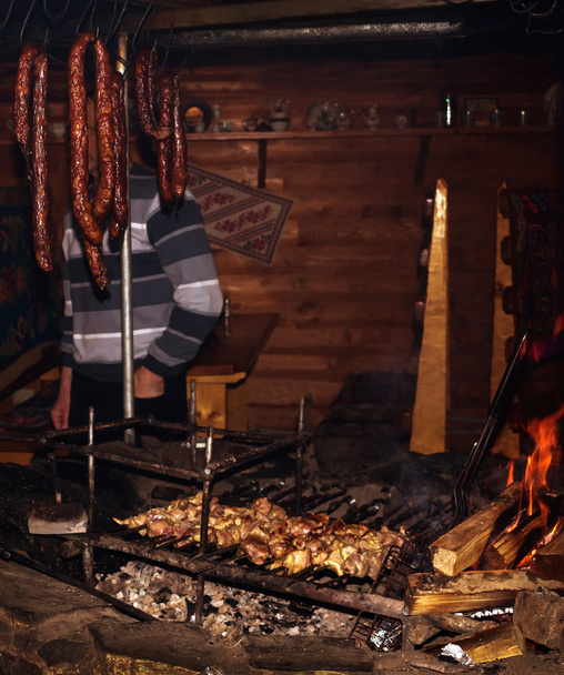 kömür ve tütsülenmiş sosis ızgara kuzu şiş. - Fotoğraf, Görsel