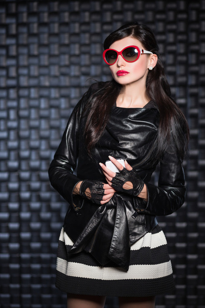 Hezká brunetka nosí černé sako - Fotografie, Obrázek