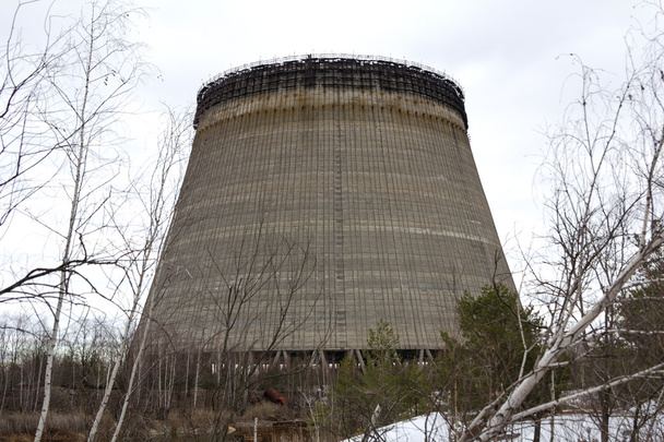 Ουκρανία. Ζώνη αποκλεισμού του Τσερνομπίλ. -2016.03.20. Ημιτελής πύργος είναι κοντά στις εγκαταστάσεις πυρηνικής ενέργειας - Φωτογραφία, εικόνα