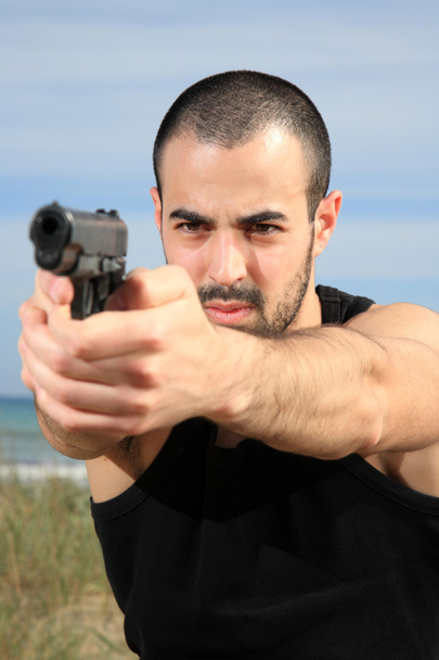 αρσενικό σωματοφύλακας με ένα πυροβόλο όπλο - Φωτογραφία, εικόνα