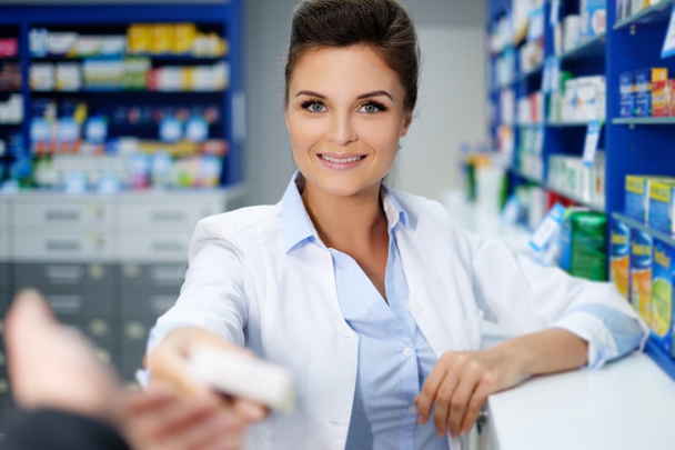 pharmacien femme faisant son travail en pharmacie
. - Photo, image